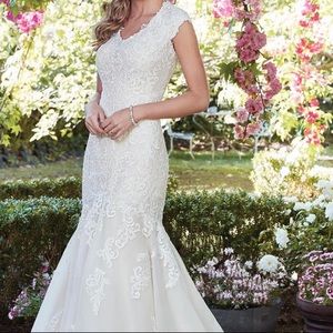 Sz 24 lace trumpet style wedding gown